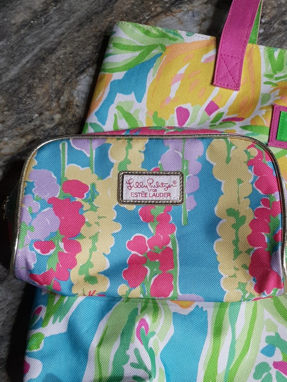 EUC!❤️👍Lilly Pulitzer Floral Tote w/2 cosmetic pouches! - Picture 4 of 7
